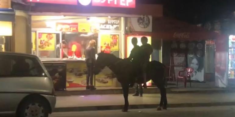 Каубои в София: Двама препускат на кон